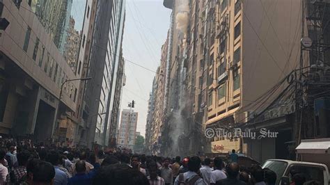 孟加拉国首都达卡大楼发生火灾 多人跳楼逃生