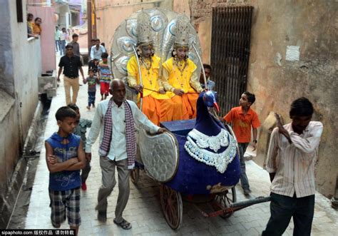 印度迎来传统节日十胜节 民众化装成“神”参加庆祝活动_国际新闻_环球网