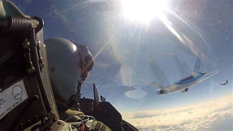 高清：荷兰F-16战斗机飞行员在9000多米高空自拍【3】--军事--人民网