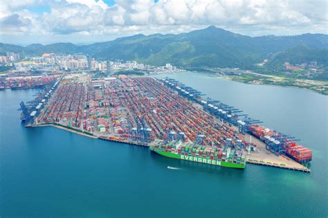 首艘中国“智”造全球最大集装箱船首航靠泊深圳盐田