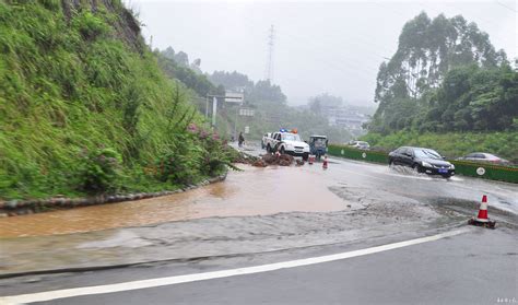 眉山洪雅遭遇暴雨 汽车被冲进水沟 - 头条 - 华西都市网新闻频道