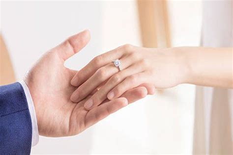 男女订婚戒应该戴哪个手指,订婚戒指应该戴哪个手指