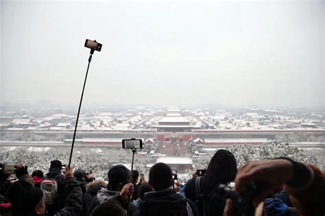 初雪后的北京美翻了！游客景山之巅“扎堆”赏雪
