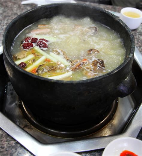 林芝市石锅鸡 松茸 吃西藏林芝美食