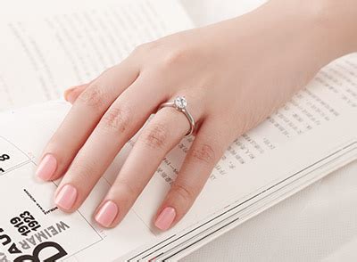 求婚女生戒指戴哪个手指,女生求婚戒指带哪个手指