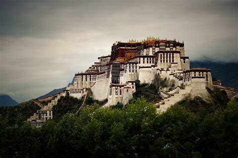 西藏这些“山顶上的宫殿”，为何大多建在山崖之上