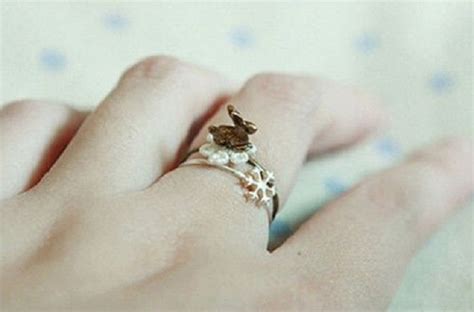 订婚戒指戴哪个手指,钻戒要带在哪个手指