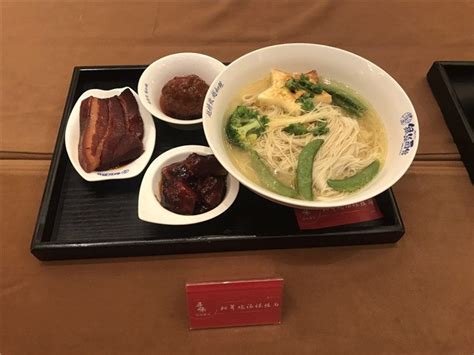 一个饼里藏有一朵松茸 国际饭店松茸鲜肉酥饼