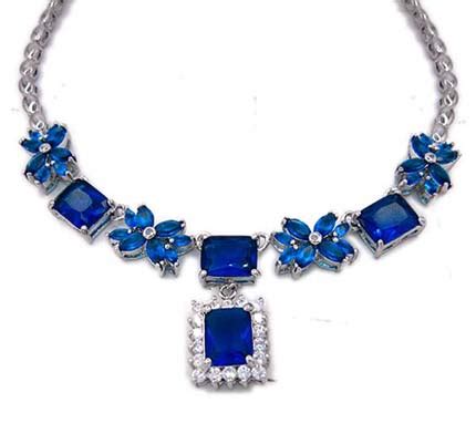 宝石的内含物是它生长的印记,蓝宝石旁边有辅钻项链怎么介绍