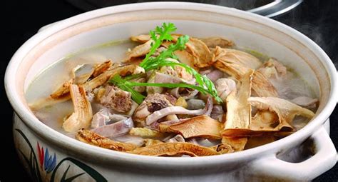 这道松茸炖鸡汤一上桌 云南松茸菌怎么做好的