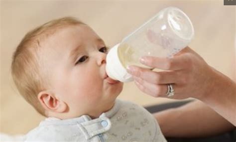 婴儿喝奶粉入口的温度