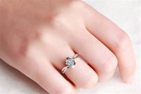 戒指的戴小指有什么含义,女生小手指戴戒指有什么意义