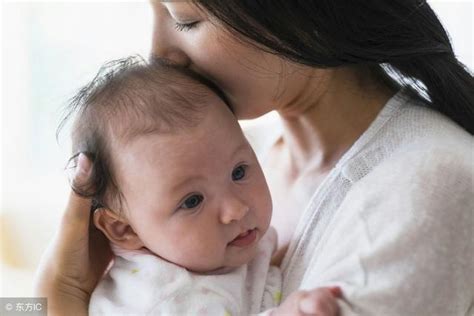 为啥孩子越大越粘人？“要抱抱”背后的真相，很多妈妈没看破