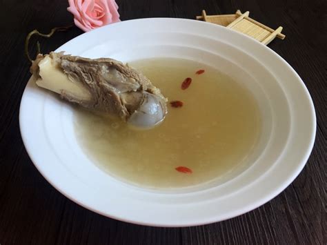 新鲜姬松茸是广式滋补汤的好材料 松茸煲骨头汤的功效与作用