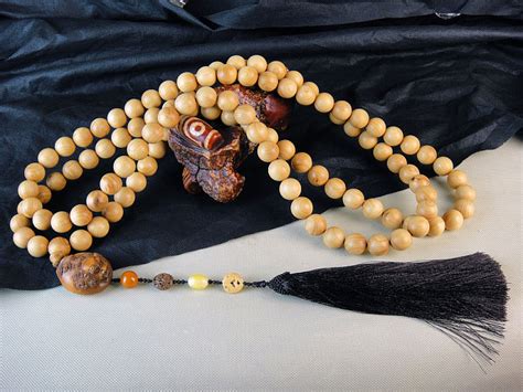 丁真戴的佛珠是什么材质的,什么材质适合做佛珠
