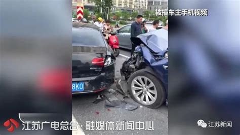南京一辆特斯拉连撞四车