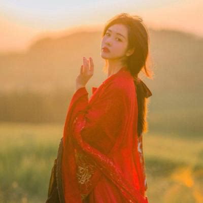 古风红衣女子撑伞文案[优秀106段]