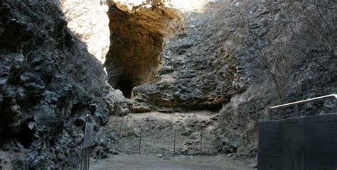 1929年12月2日,在北京周口店的山洞里,发现了距今约多少年的头盖骨化石