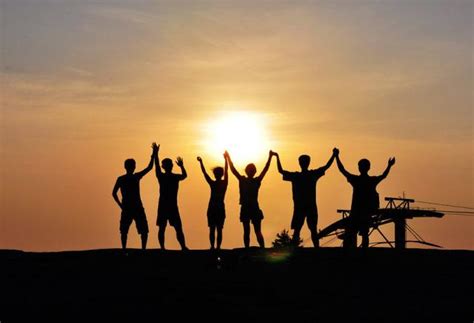 夫妻携手并肩共同努力的句子