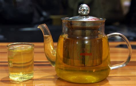 绿茶的茶汤颜色是什么颜色,茶汤颜色生黄是什么茶