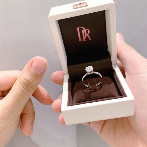 订婚戒指一般要买多少钱的,订婚戒指一般多少钱