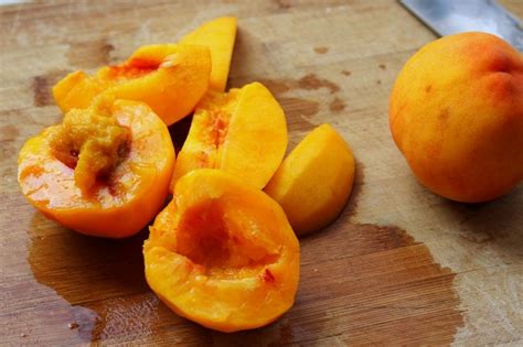 新鲜黄桃怎么吃,怎么用新鲜黄桃做罐头
