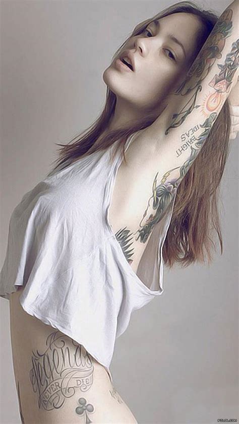 女生纹身高清图片2017,背上的纹身成亮点