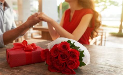 河南一男子用草莓给老婆制作情人节花束,情人节送情人什么花