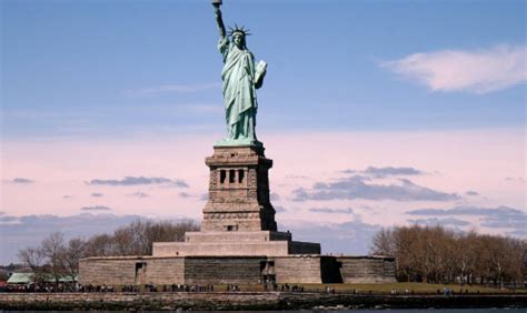 美国＂自由女神＂座落在哪个城市