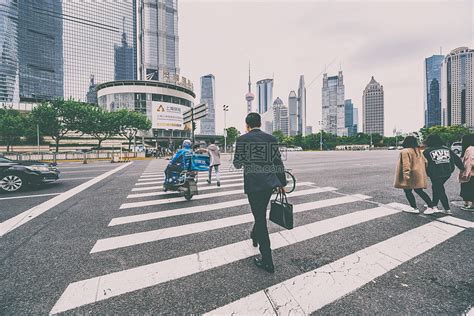 两个女人走在路上的背影成语