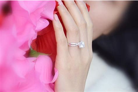 女士的婚戒戴在哪个手上,女士戴钻戒应该在哪个手指