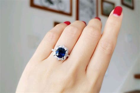订婚戒指和结婚戒指戴哪个手,结婚戒指戴哪个手指