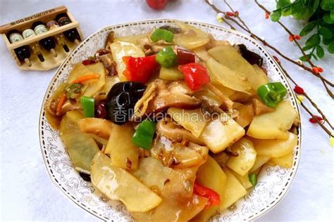 朝鲜族特色美味松茸菇炒土豆片,松茸蘑菇炒土豆片