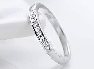 为什么钻石戒指有些偏黄,女人为什么喜欢钻石戒指