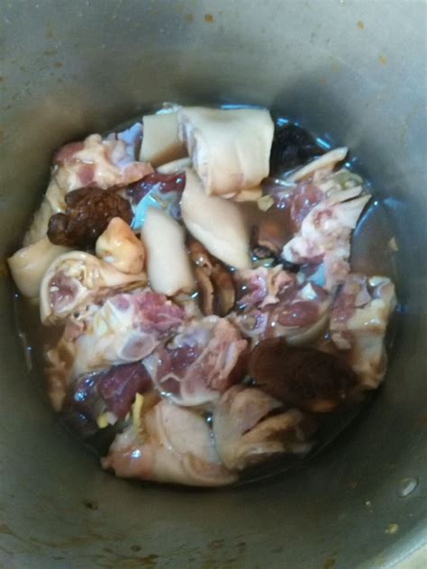 秘制砂锅猪脚自己做更好吃,砂锅猪蹄怎么做不腻