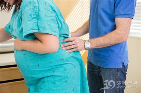 搞笑男生假装怀孕生孩子难产