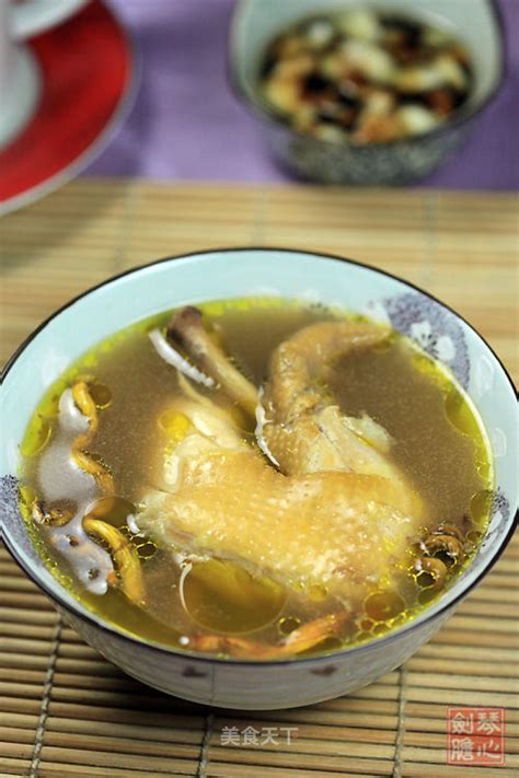 鲜松茸炖鸡汤的做法,灵芝石斛松茸炖鸡汤