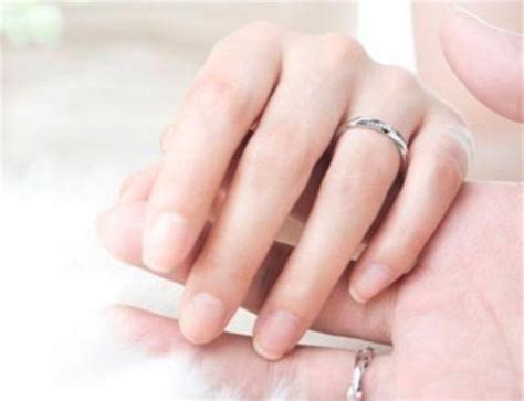 想恋爱戒指带哪个手指,戒指带哪个指头好看