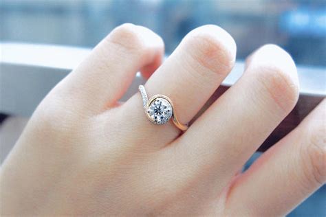 女生戒指戴哪个手指好,素圈戒指代表什么含义