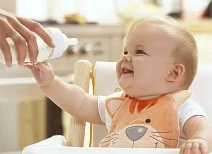 配方奶喝到宝宝多大？纯奶几岁能喝？答案就在里面