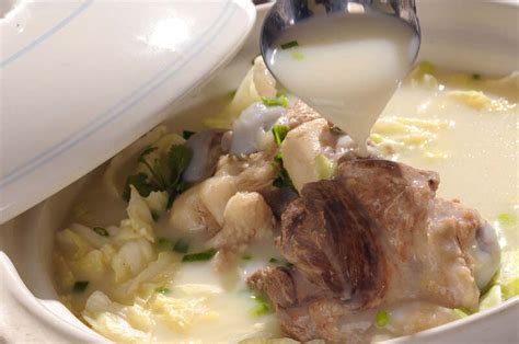 怎样把猪骨头汤熬白,炖排骨汤怎么做汤最白