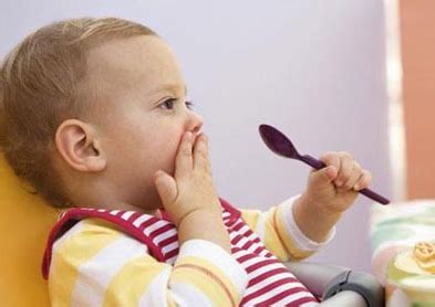 宝宝吃东西呛着了，卡在喉咙里憋得喘不过来气，该怎么急救，平时要怎么预防呢？