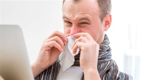 感冒流清鼻涕和喉咙痛吃什么