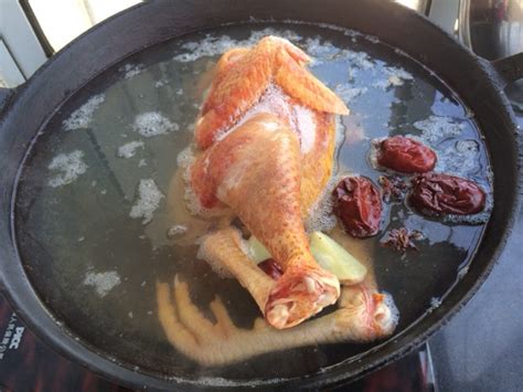 将一整只鸡放进电饭锅,炖整只鸡怎么炖