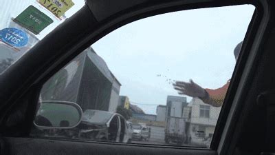 一整块玻璃窗从天而降砸中5岁男童！妈妈当场崩溃…揪心，孩子仍未脱险