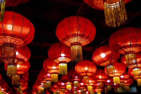 春节为什么要挂灯笼贴对联