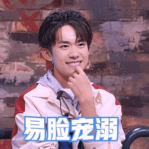 美女纹身时的视频大全,胸口彩色纹身吸睛