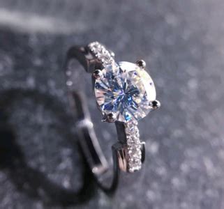 婚戒该选钻石还是莫桑石,莫桑石和钻石哪个更好