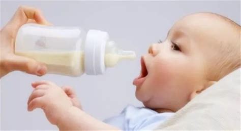 用奶瓶给宝宝喂奶时的一些技巧