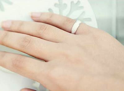 手指尾带戒指什么意思,不同手指戴戒指的含义是什么